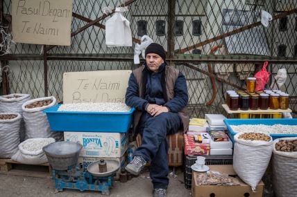 Čovek koji radi na pijaci