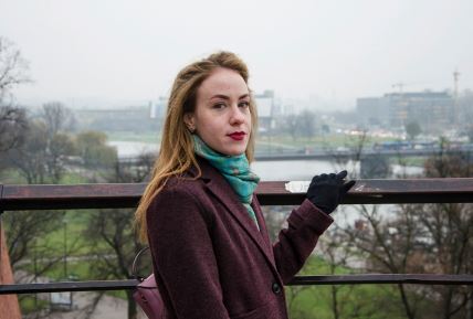 Devojka pozira na Kalemegdanu