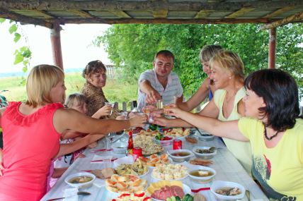 Porodična trpeza u prirodi