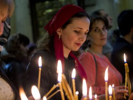 Žena u crkvi zapalila sveću