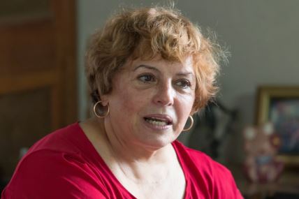 zena-sa-kratkom-kosom-u-crvenoj-bluzi.jpg