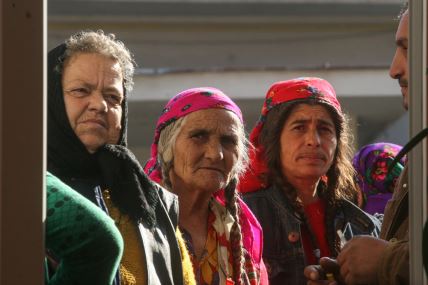 Romkinje sa šarenim maramama