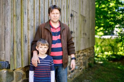 Sin i otac ispred šupe