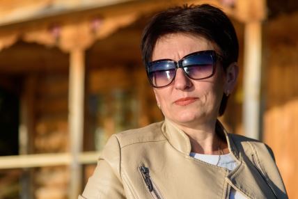 zena-sa-kratkom-kosom-i-naočarima (1).jpg