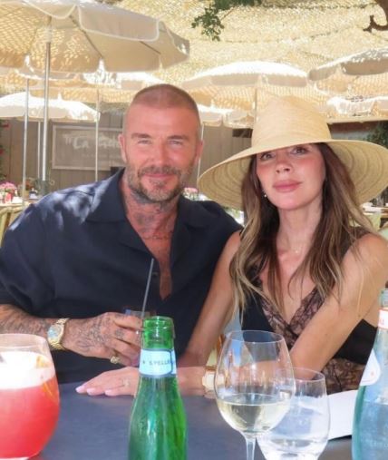 Dejvid Bekam i Viktorija Bekam na ručku dok on pije piće ona pozira pored njega