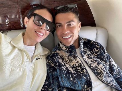 Georgina Rodrigez i Kristijano Ronaldo u avionu