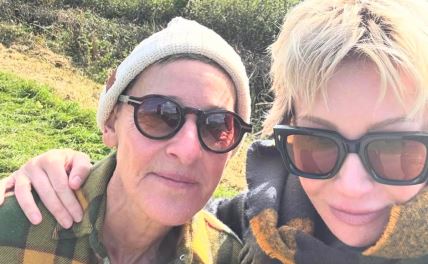 Elen Dedženeris sa Poršom de Rosi.