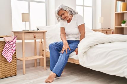 GLAVNA  stock-photo-middle-age-woman-suffering-for-knee-pain-sitting-on-bed-at-bedroom-2284610301.jpg