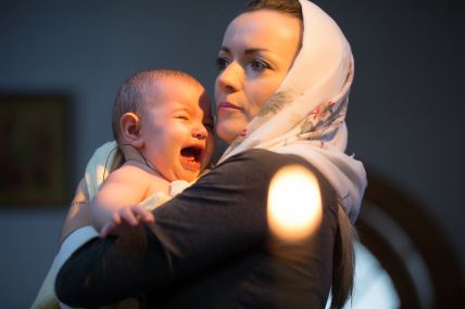 Majka i uplakana beba