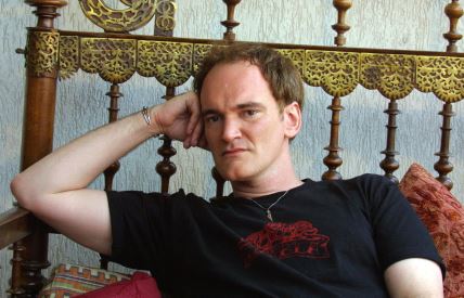 Kventin Tarantino leži na krevetu