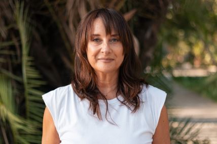 Žena u beloj majici