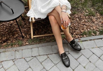 Devojka sa mokasinama