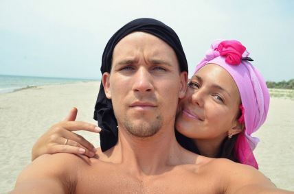 Dečko i devojka na plaži