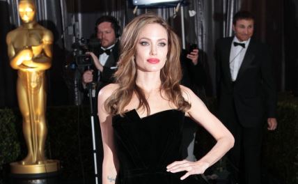 Anđelina Džoli haljina sa Oskara.jpg