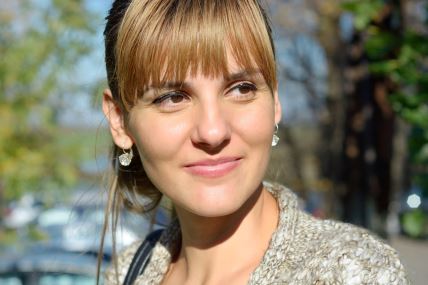 Lepa žena u prirodi