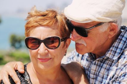 Stariji bračni par se smeje