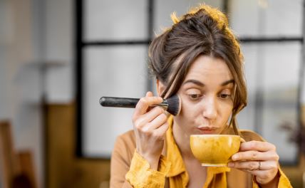 Devojka se sprema brzo dok pije napitak