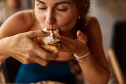 Žena uživa u hrani