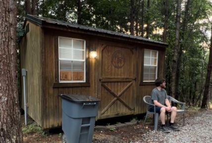 Beskućnik napravio kuću usred šume.