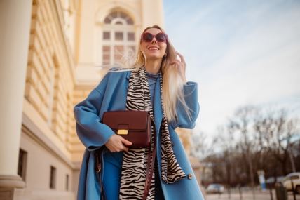 Devojka nosi bordo tašnu