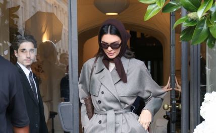 Kendal Džener izlazi iz butika Skjapareli