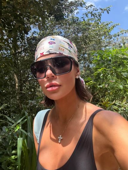 Kloi Kardašijan sa maramom i naočarima