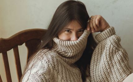 Devojka nosi džemper