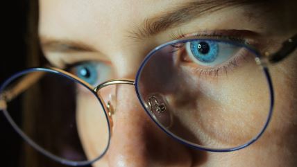 Devojka sa plavim očima sa naočarima