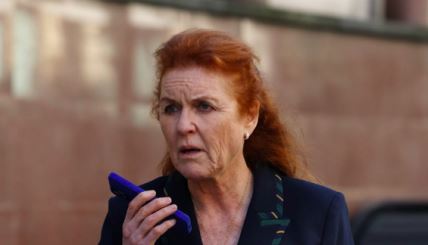 Sara Ferguson razgovara na mobilni telefon