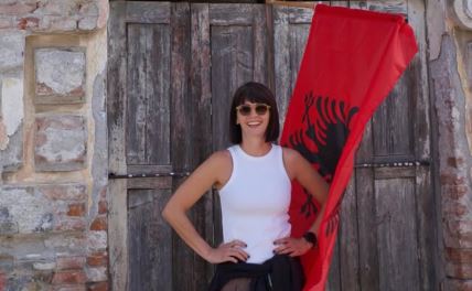 Ivana Paradžiković se slika sa albanskom zastavom