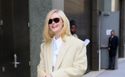 El Fening u belom kaputu šeta Njujorkom