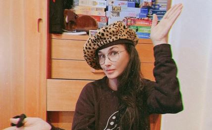 Demi Mur nosi leopard beretku u kući