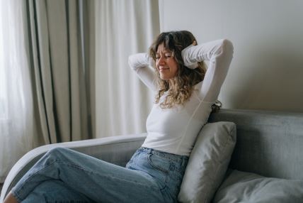 Devojka ne može da podnese glasnu muziku