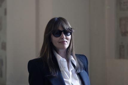 Monika Beluči u odelu i beloj košulji sa naočarima za sunce