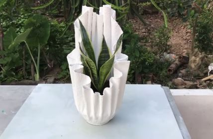 Bela saksija od gipsa