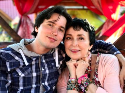 Starija žena i mlađi muškarac