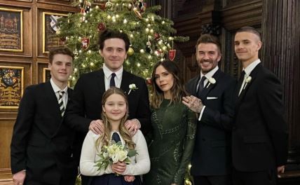 Porodica Bekam ispred Božićne jelke