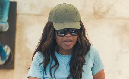 Opra Vinfri obučena ležerno šeta ulicom