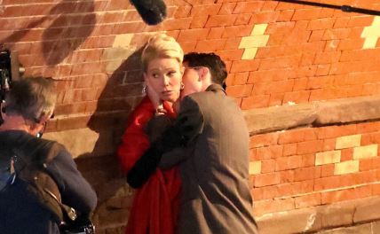 Gvinet Paltrou i Timoti Šalame snimaju scenu za filma Marty Supreme