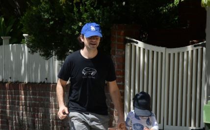 Džozef Gordon Levit šeta sa detetom