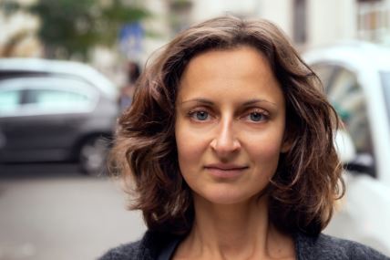 Portret devojke u gradu