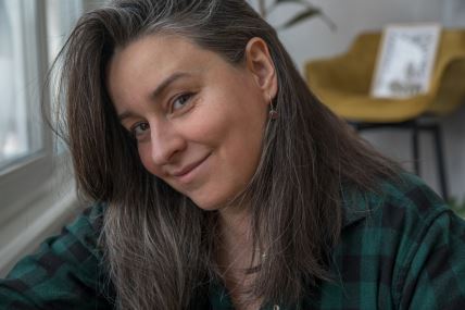 Žena koja je ponosno pustila svoje sede