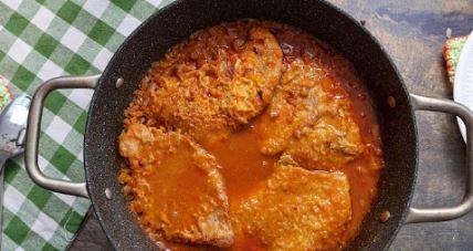 Ukusne svinjske šnicle u crvenom sosu