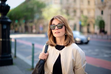 Žena peko 50 godina nosi naočare