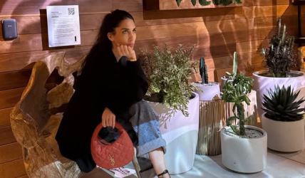Jelisaveta Orašanin sedi na klupi u rustičnoj atmosferi