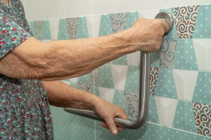 Starija žena se tušira