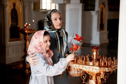 Majka i ćerka u crkvi