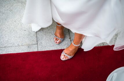 Svečane cipele na crvenom tepihujpg