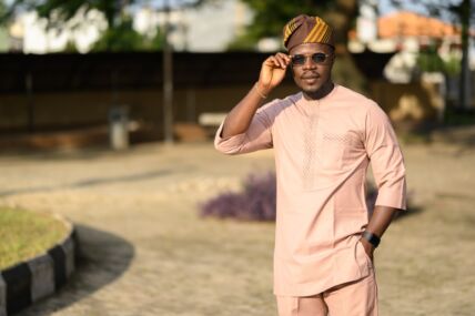 Muškarac tamne puti u tradicionalnoj nošnji.jpg