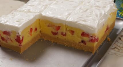 kremasti kolac sa jagodama.jpg